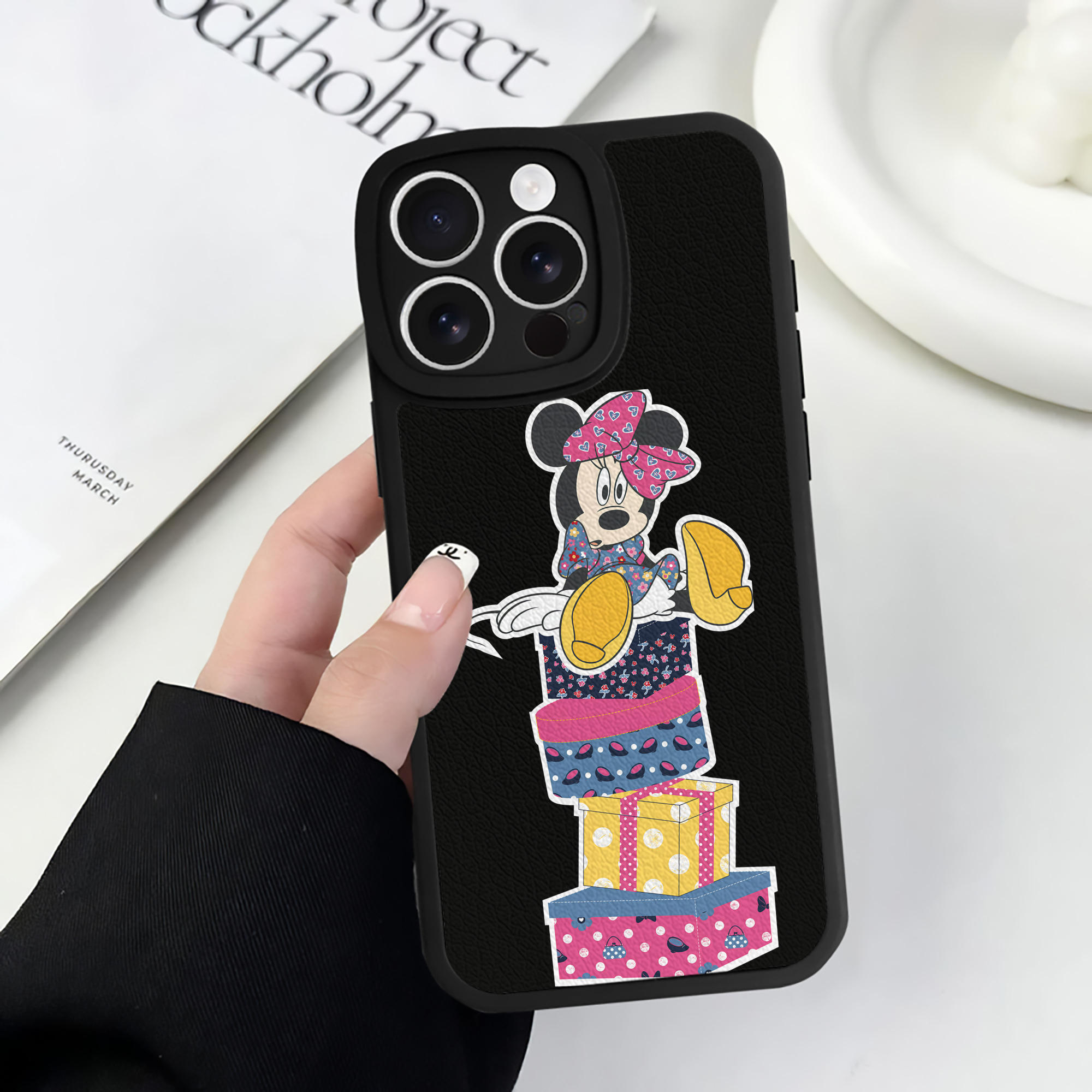 （画像用） ミッキーマウス Mickey Mouse 【iPhone 16シリーズ対応】シリコンスマホケース（レザー調） 材質：シリコン